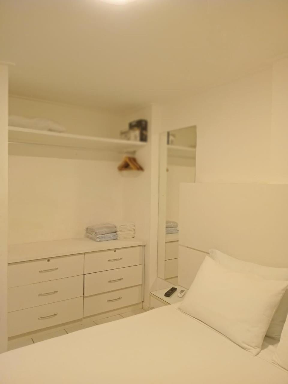 NA BEIRA MAR DE PAJUCARA- EDIF NEO- APARTAMENTO QUARTO E SALA - POSSUI VARANDA- VISTA LATERAL DO MAR-RUA JULIO PLECH FILHO 60 ESQUINA COM AVENIDA DOUTOR ANTONIO GOUVEIA - CONSUMO ELETRICO É PAGO No CKECK-OUT - 1 KWH É 1,35 REIAS - TEM TELA DE PROTEÇÃO Apartment in Maceió