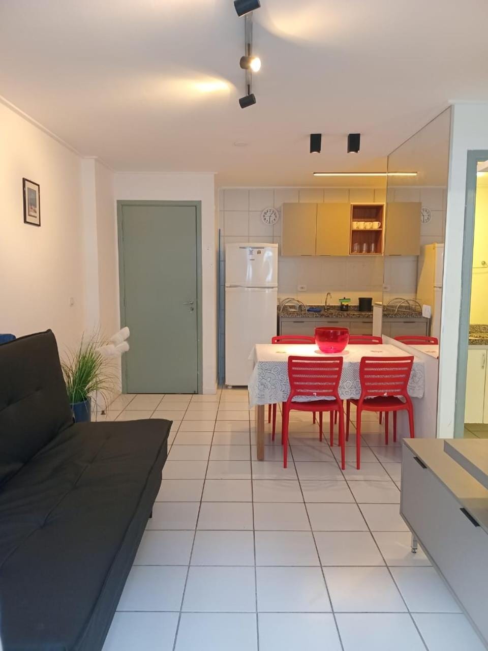 NA BEIRA MAR DE PAJUCARA- EDIF NEO- APARTAMENTO QUARTO E SALA - POSSUI VARANDA- VISTA LATERAL DO MAR-RUA JULIO PLECH FILHO 60 ESQUINA COM AVENIDA DOUTOR ANTONIO GOUVEIA - CONSUMO ELETRICO É PAGO No CKECK-OUT - 1 KWH É 1,35 REIAS - TEM TELA DE PROTEÇÃO Apartment in Maceió