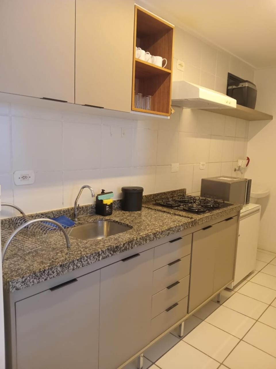 NA BEIRA MAR DE PAJUCARA- EDIF NEO- APARTAMENTO QUARTO E SALA - POSSUI VARANDA- VISTA LATERAL DO MAR-RUA JULIO PLECH FILHO 60 ESQUINA COM AVENIDA DOUTOR ANTONIO GOUVEIA - CONSUMO ELETRICO É PAGO No CKECK-OUT - 1 KWH É 1,35 REIAS - TEM TELA DE PROTEÇÃO Apartment in Maceió