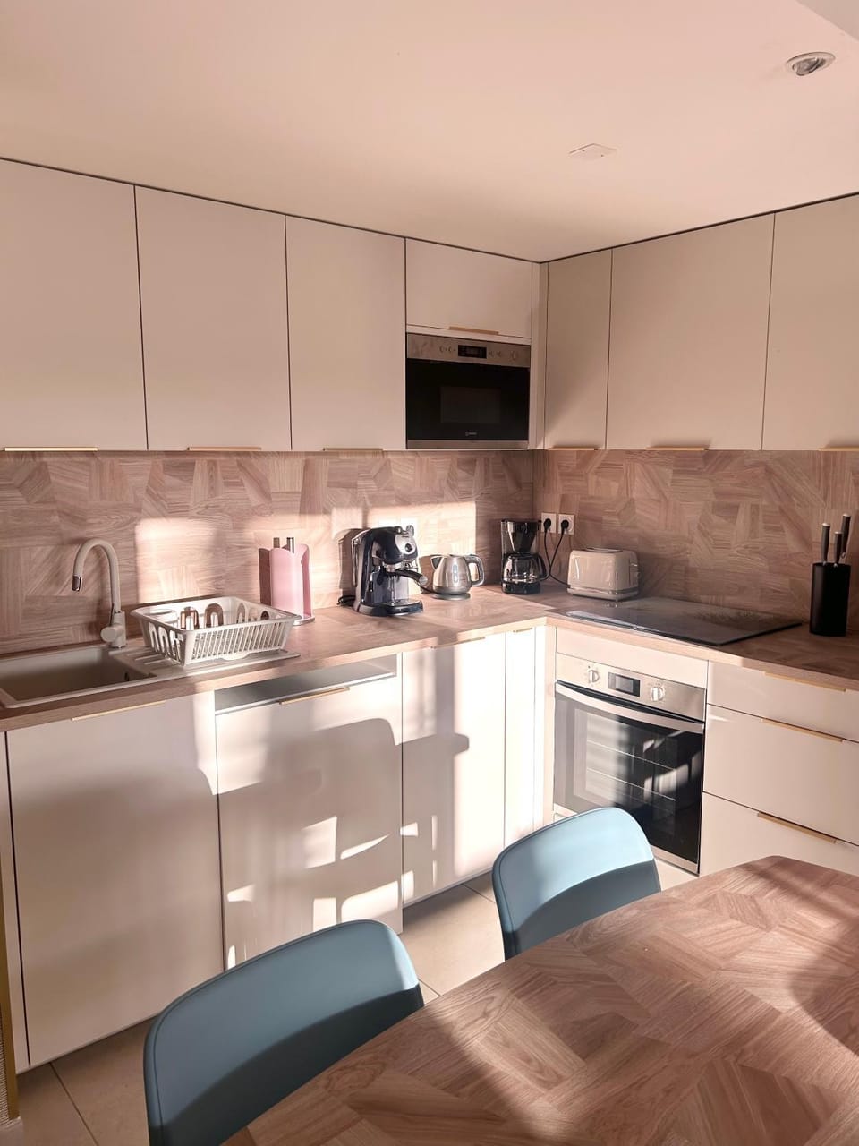 Coffee/tea facilities, Sunrise, dishwasher, microwave, oven, storage, stove, toaster, washing machine