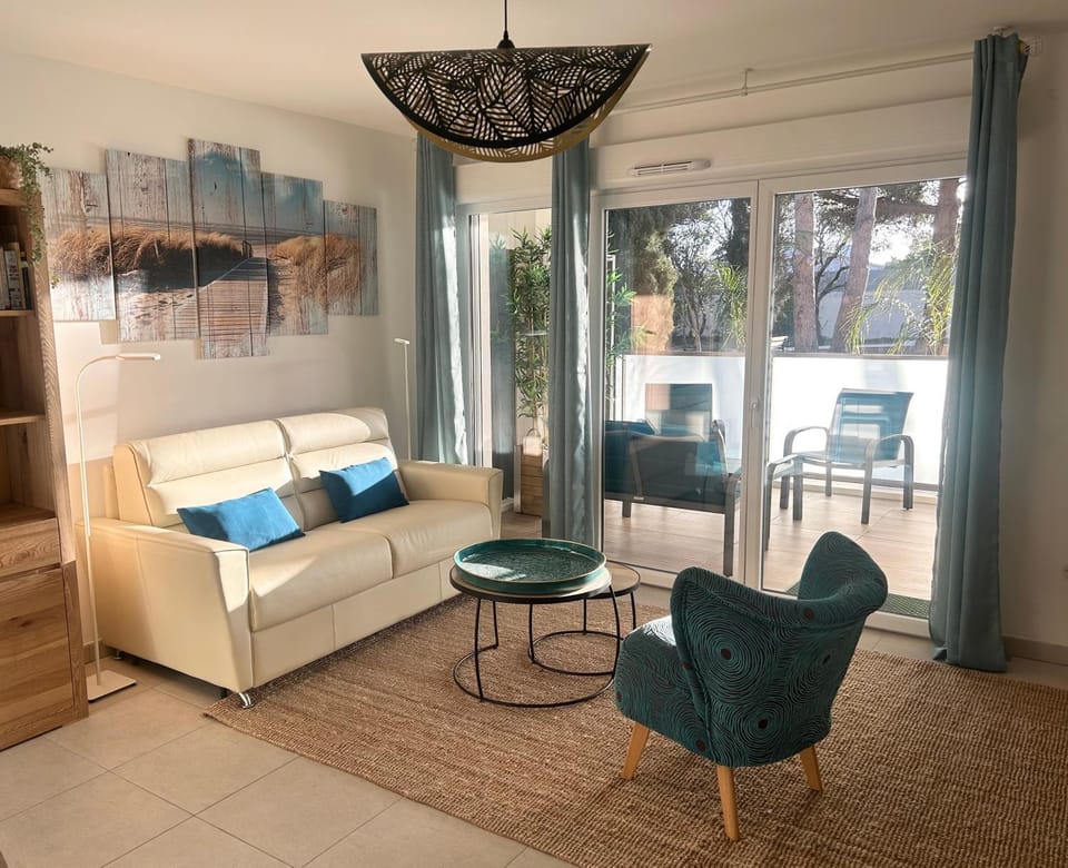 TV and multimedia, Living room, Decorative detail, Seating area, Garden view, Sunrise