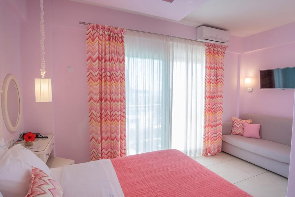 Photo of the whole room, Bedroom, Sea view