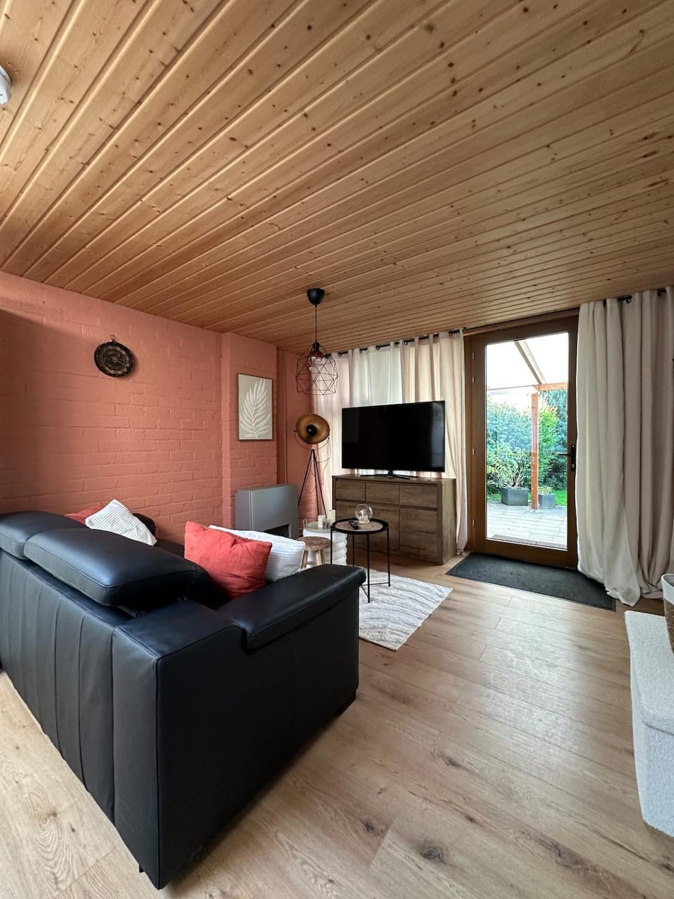 TV and multimedia, Living room, Seating area, Evening entertainment