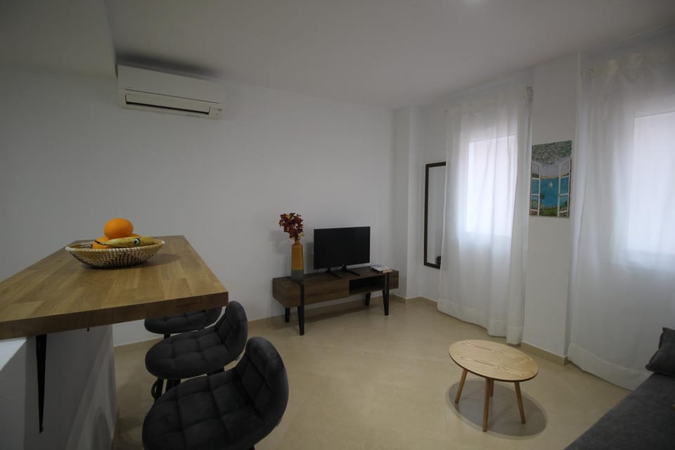 TV and multimedia, Living room, Seating area, Dining area, air conditioner
