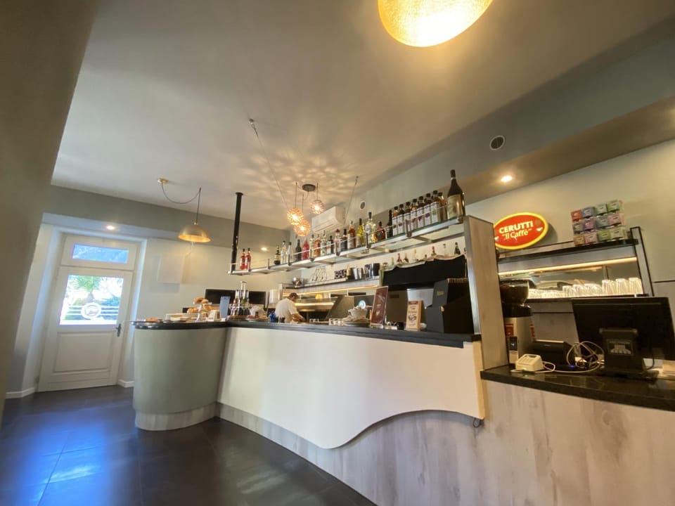 People, Lounge or bar, Drinks