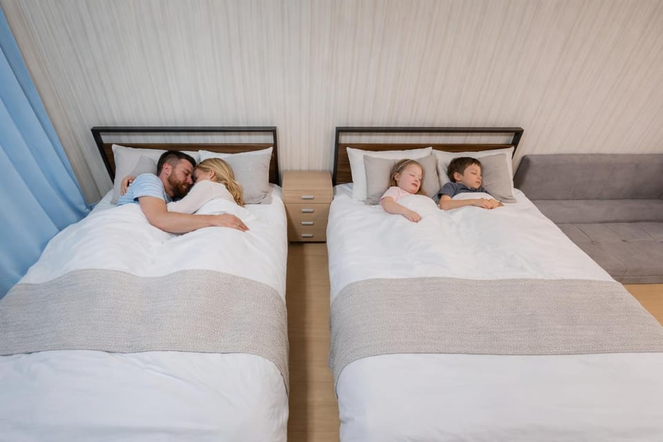 Bed, People, Photo of the whole room, group of guests