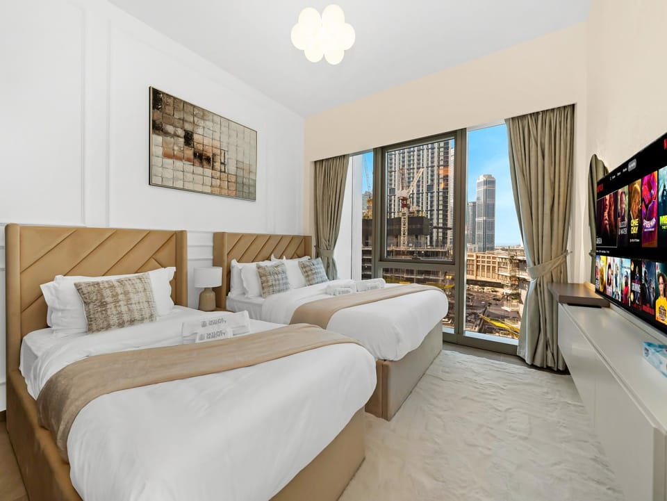 Bed, TV and multimedia, Bedroom