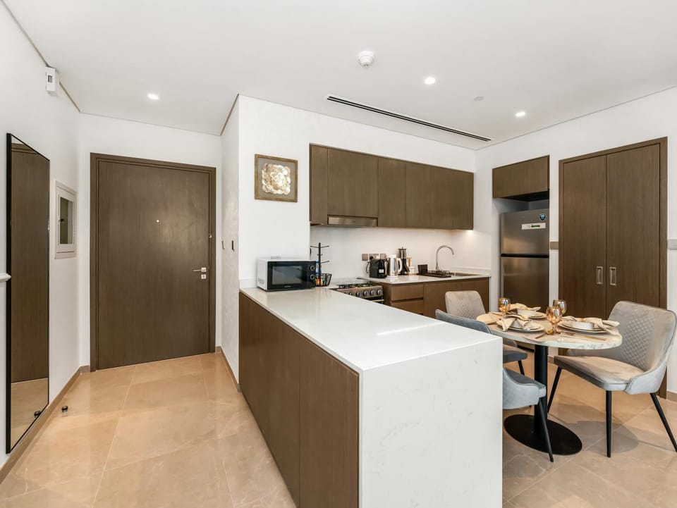 Coffee/tea facilities, Kitchen or kitchenette, Dining area, oven, stove