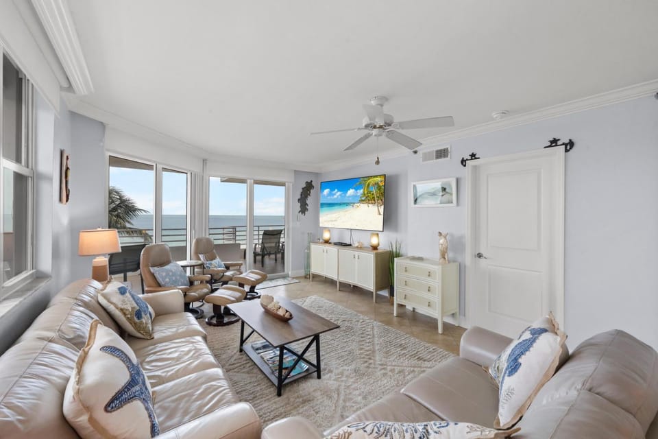 Somerset three-bedroom end unit beachfront condo House in Marco Island