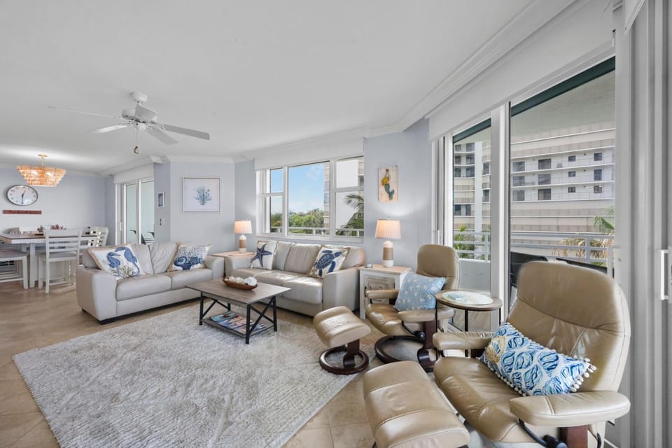 Somerset three-bedroom end unit beachfront condo House in Marco Island