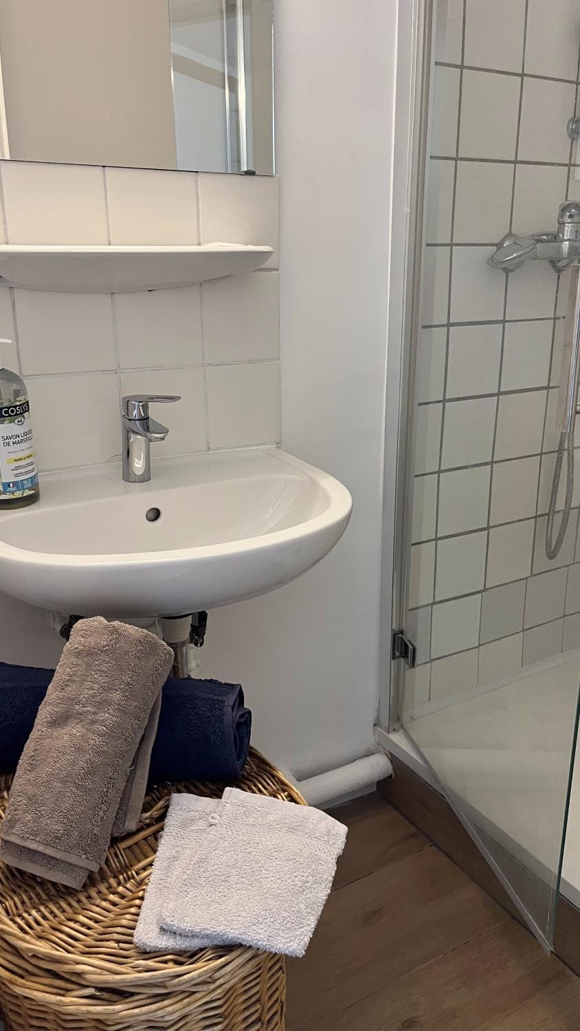 Shower, Bathroom, towels