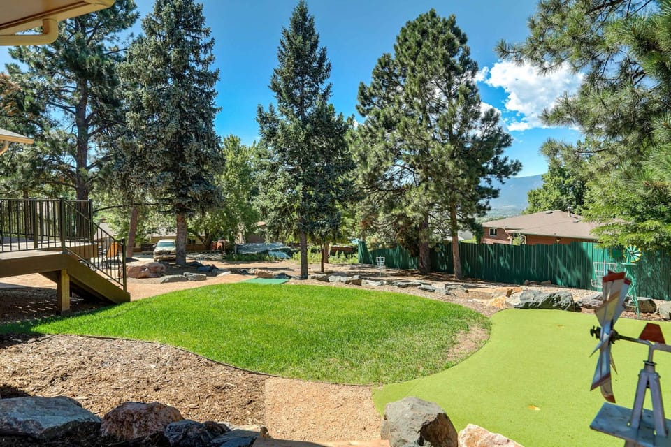 Crestgate Den Family Games Frisbee Golf & Views House in Colorado Springs