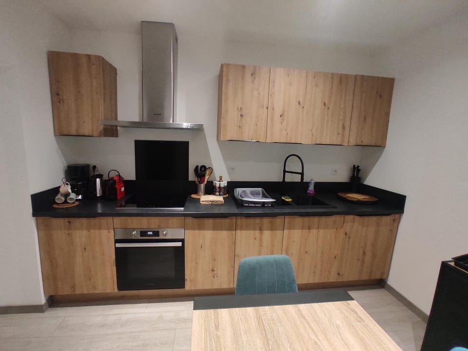 Coffee/tea facilities, Kitchen or kitchenette, stove, toaster