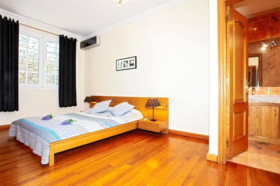 Bathroom, Bedroom, air conditioner