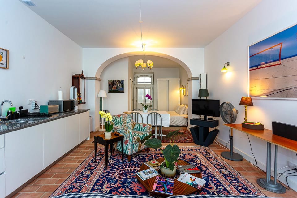 Kitchen or kitchenette, Living room, Seating area, Dining area