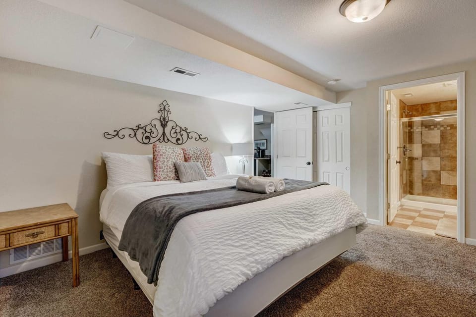 Crestpoint Court Family Multi-Level Near UCCS & BBQ House in Colorado Springs