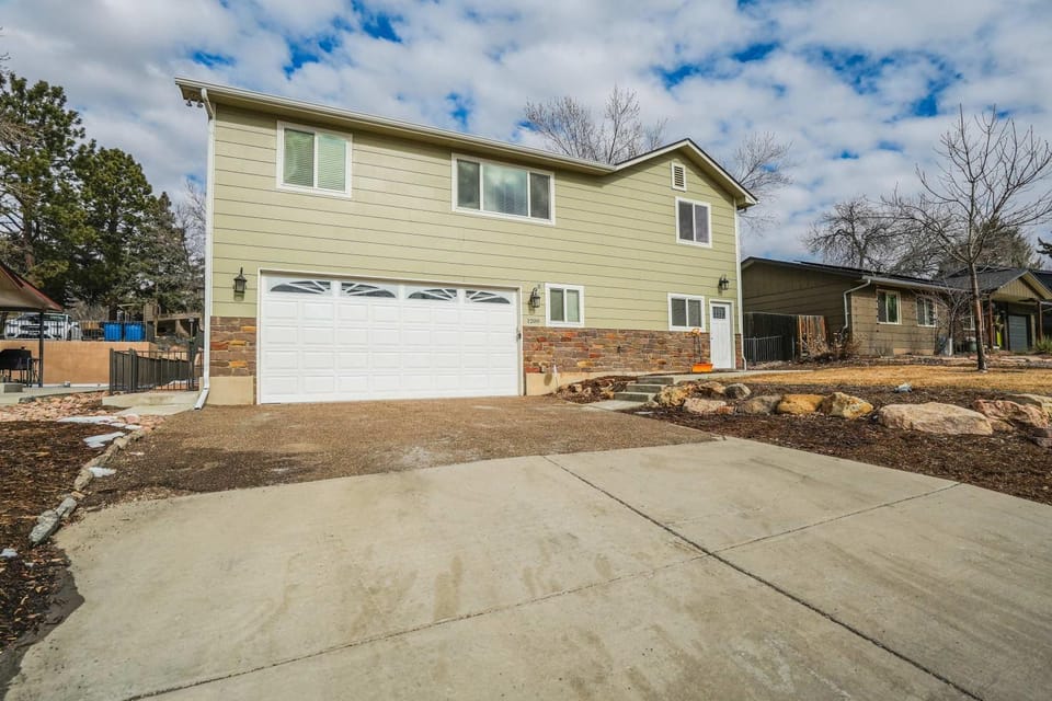 Crestview Place Family Home 2 Mins to UCCS Patio and BBQ House in Colorado Springs