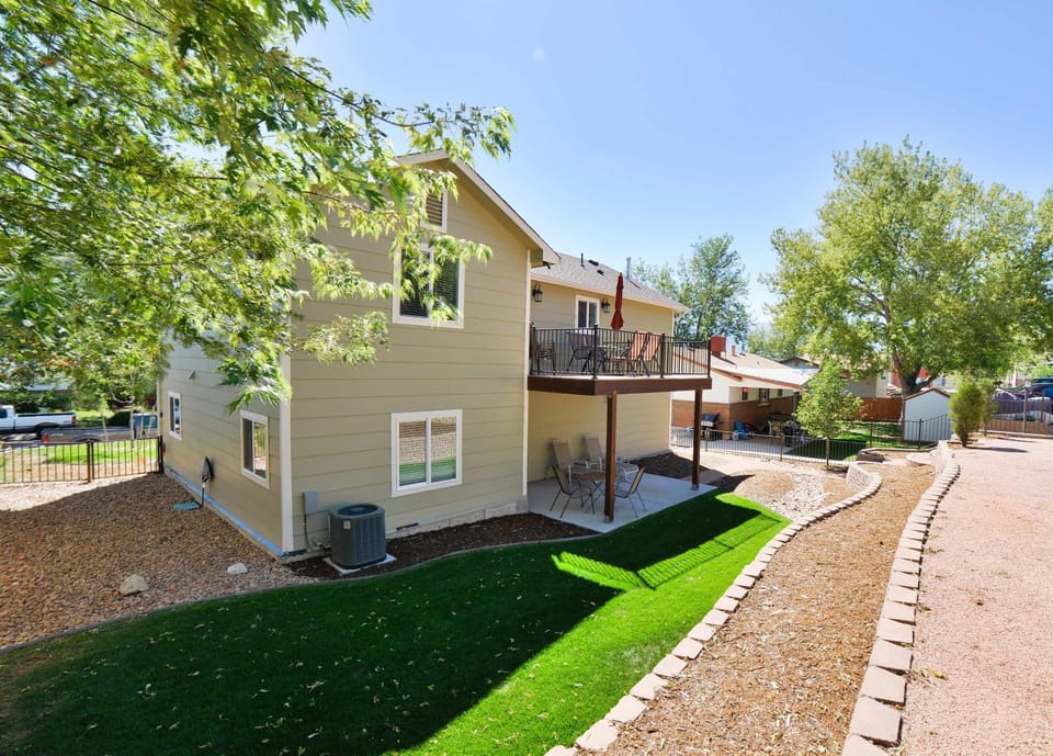 Crestview Place Family Home 2 Mins to UCCS Patio and BBQ House in Colorado Springs
