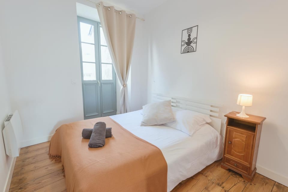 Photo of the whole room, Bedroom
