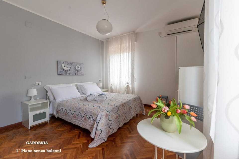 Bed, Bathroom, Photo of the whole room, Bedroom, stove, washing machine, kitchen, air conditioner