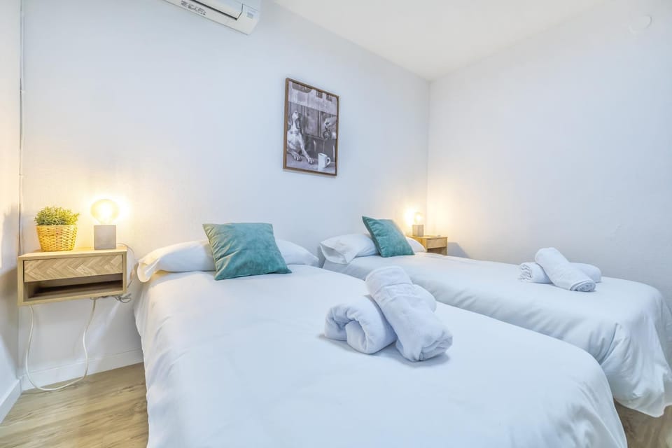 Bed, Photo of the whole room, Bedroom, heating, towels, air conditioner