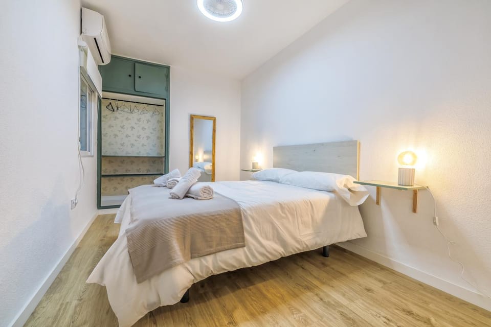 Bed, Photo of the whole room, Bedroom, heating, towels, wardrobe, air conditioner