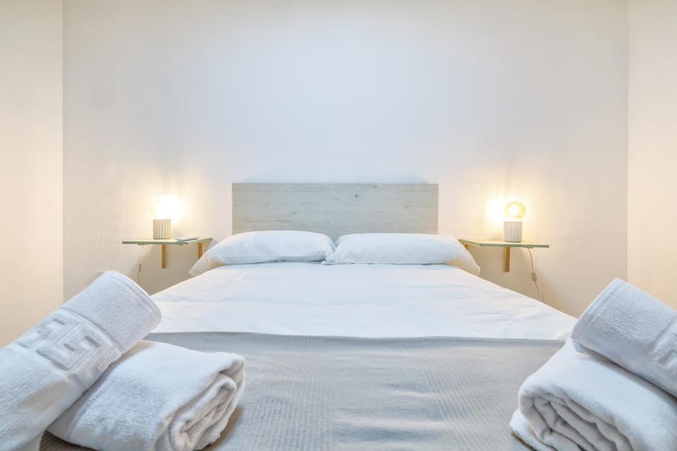 Bed, Photo of the whole room, Bedroom, heating, towels, air conditioner