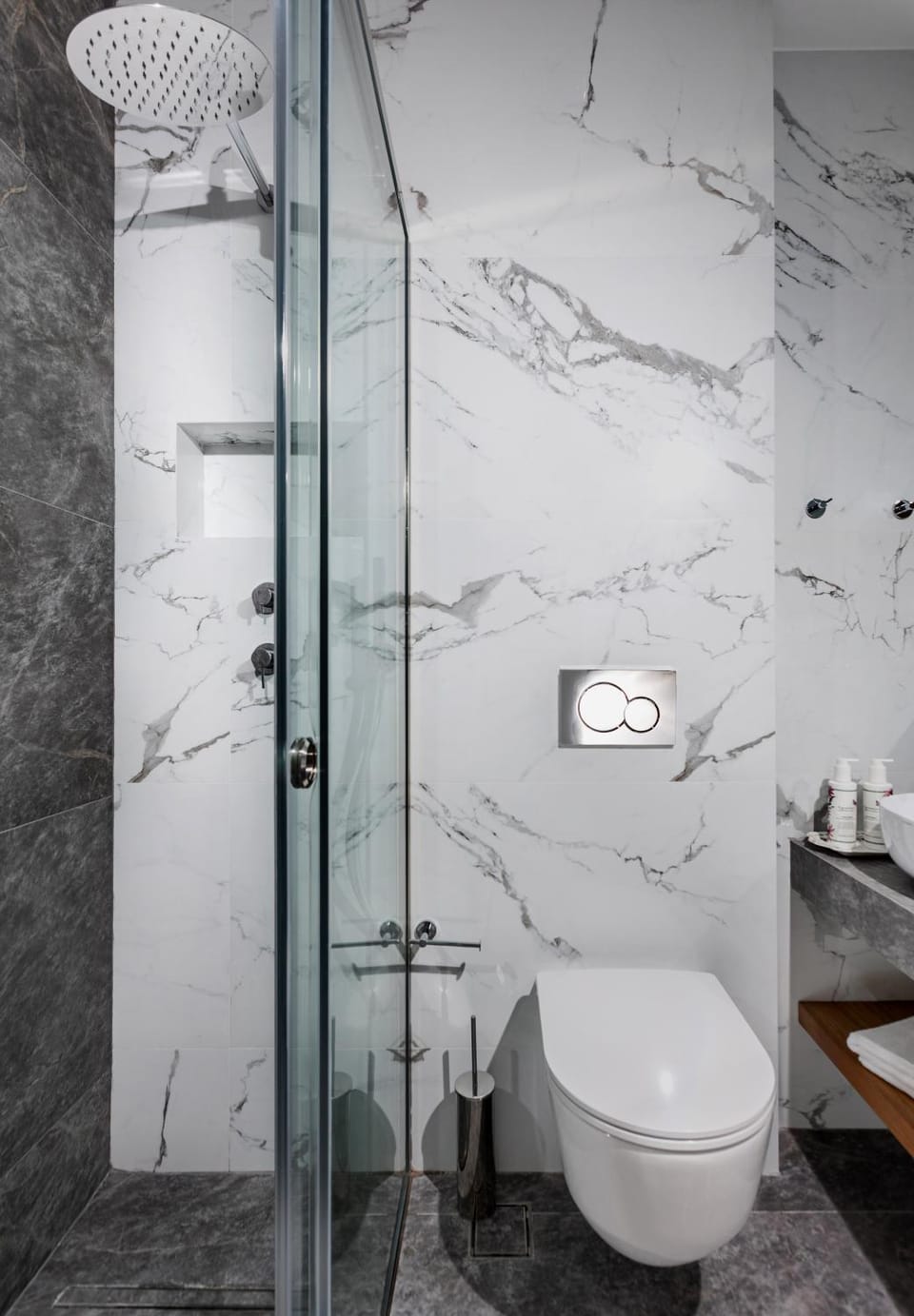 Shower, Toilet