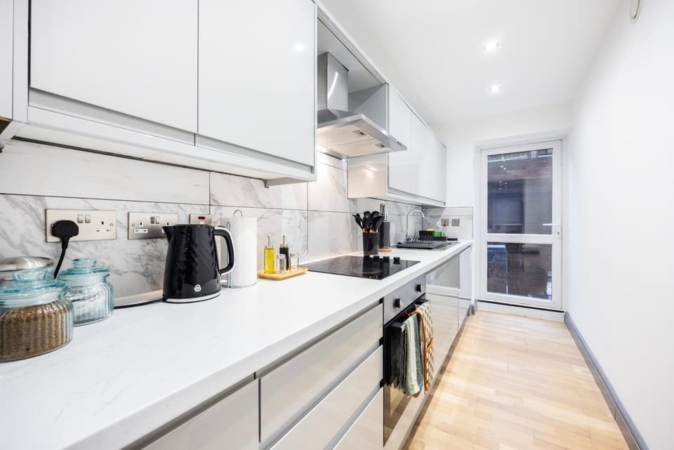 Family-Friendly 3BR Sleeps 8 Hammersmith Apartment in London Borough of Richmond upon Thames