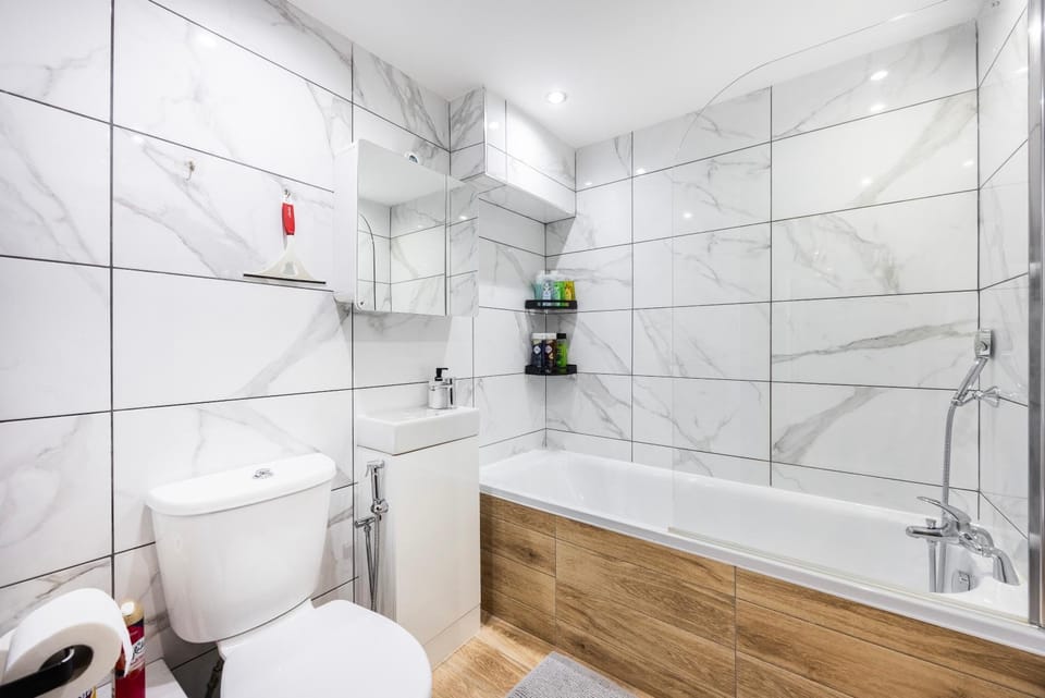 Family-Friendly 3BR Sleeps 8 Hammersmith Apartment in London Borough of Richmond upon Thames