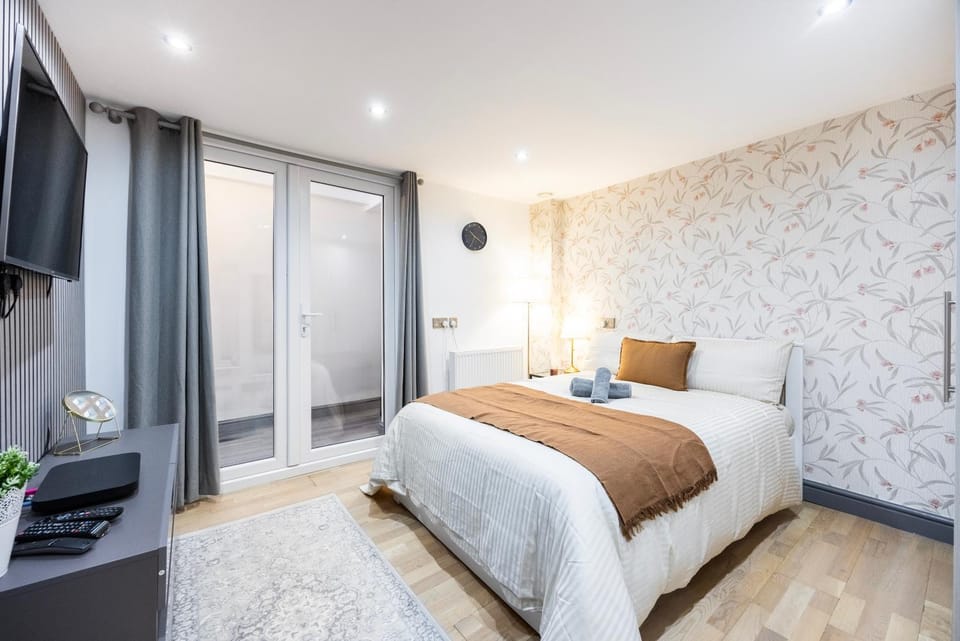 Family-Friendly 3BR Sleeps 8 Hammersmith Apartment in London Borough of Richmond upon Thames