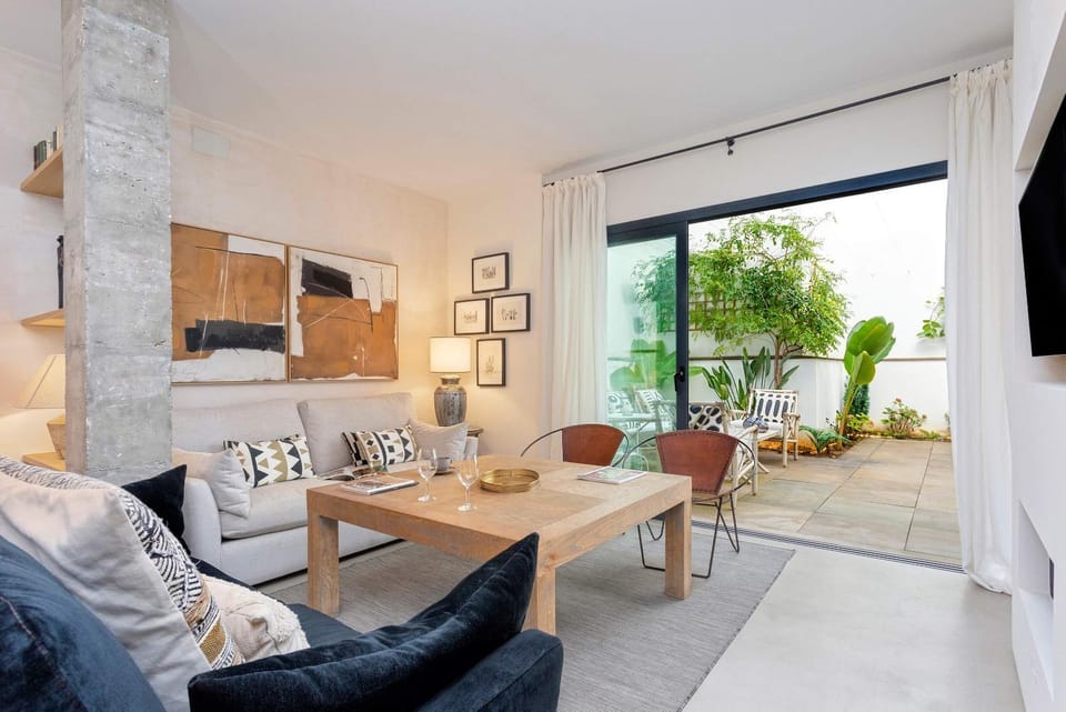 TV and multimedia, Living room, Seating area, Garden view