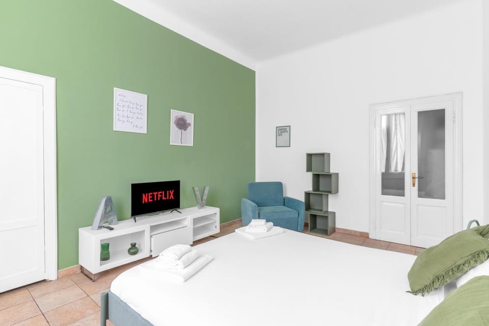 Bed, TV and multimedia, Photo of the whole room, Bedroom