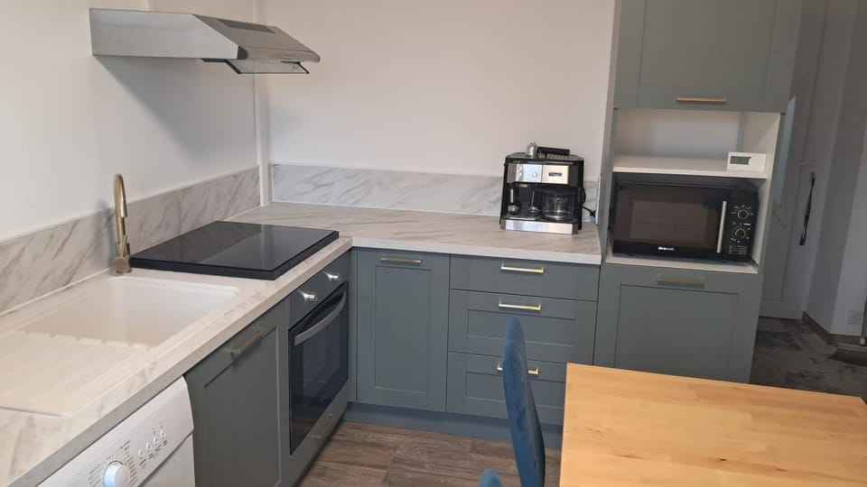Coffee/tea facilities, Kitchen or kitchenette, microwave, oven, pet friendly, stove, washing machine