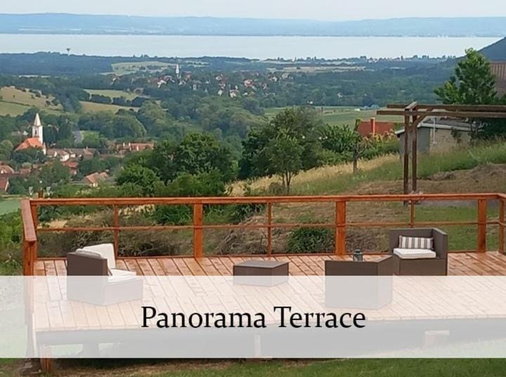 View (from property/room), Balcony/Terrace, Lake view, Mountain view