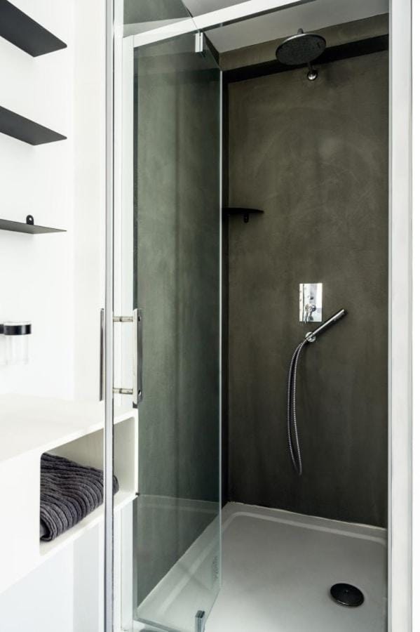 Private Front Beach Villa with garden and garage Villa in Antibes