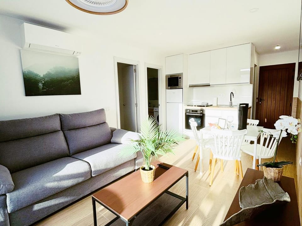 Kitchen or kitchenette, Seating area, Dining area