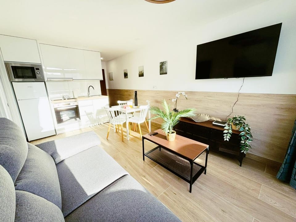 Kitchen or kitchenette, Living room, Seating area, Dining area, oven