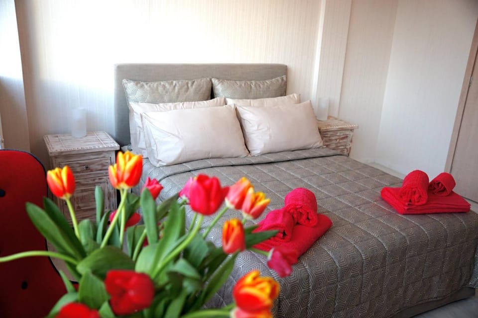 Photo of the whole room, Bedroom