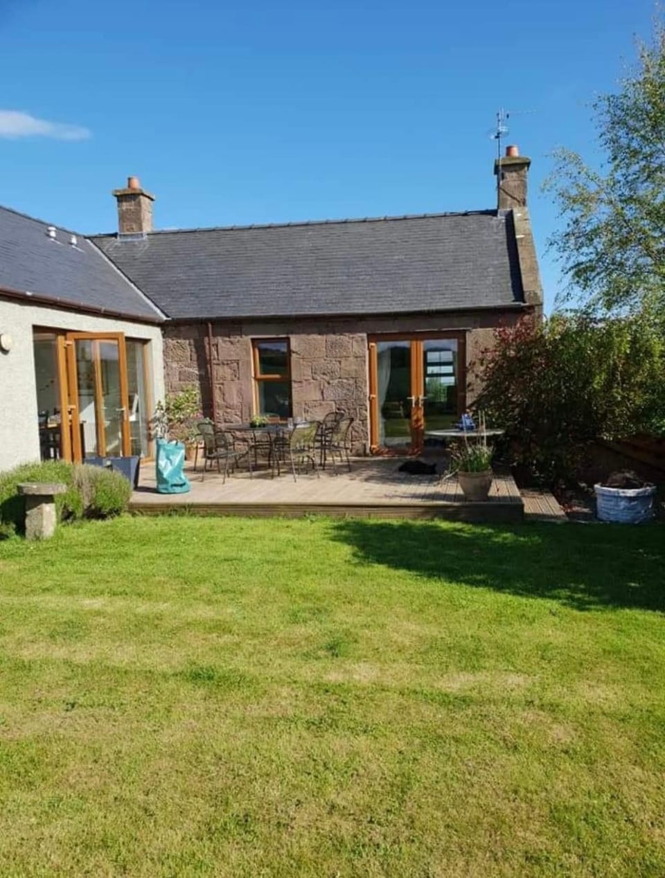 Luxury 3 bedroom country cottage with hot tub House in Scotland