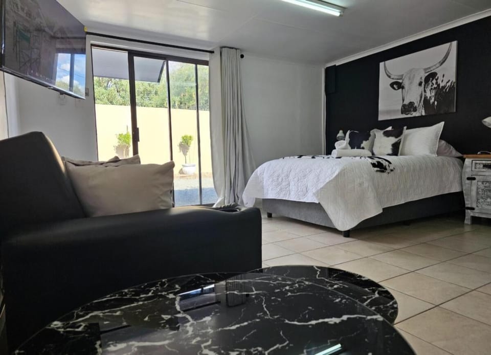 Bed, TV and multimedia, Living room, Seating area
