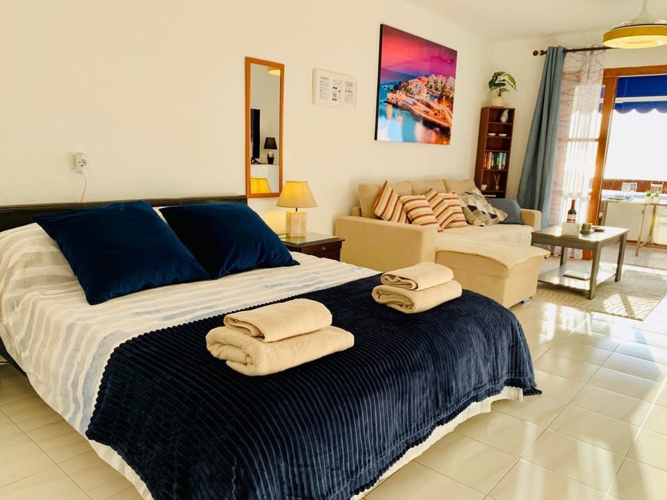Sunset View Studio at Port Royale with heated pool and free Wi-Fi Apartment in Los Cristianos