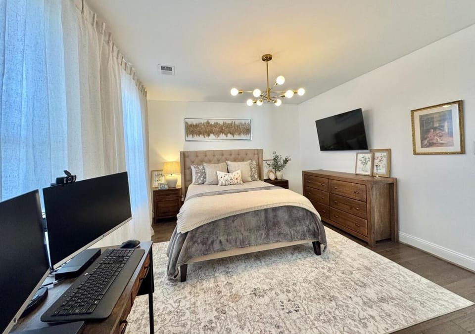 French Provincial with Grand Piano- Steps from DC House in Mount Rainier