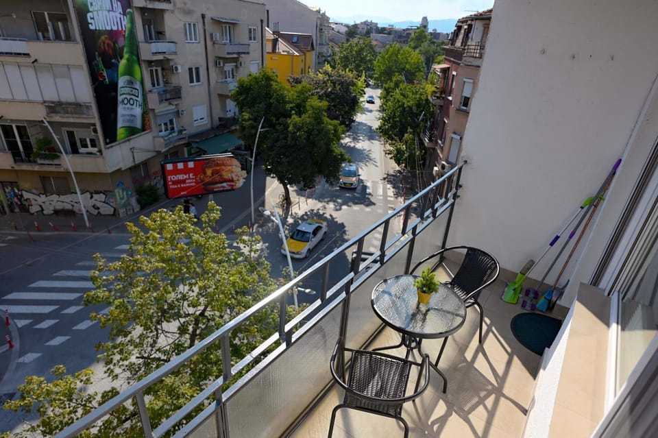Nearby landmark, Natural landscape, Balcony/Terrace, Seating area, City view, Street view, Location, Quiet street view
