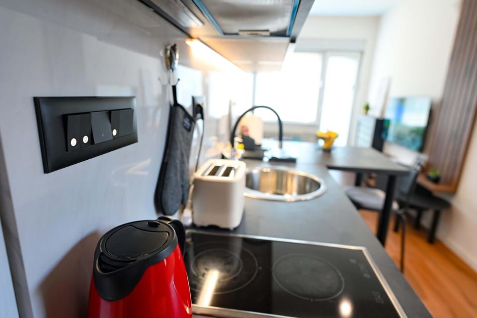Coffee/tea facilities, Kitchen or kitchenette, Seating area, kitchen