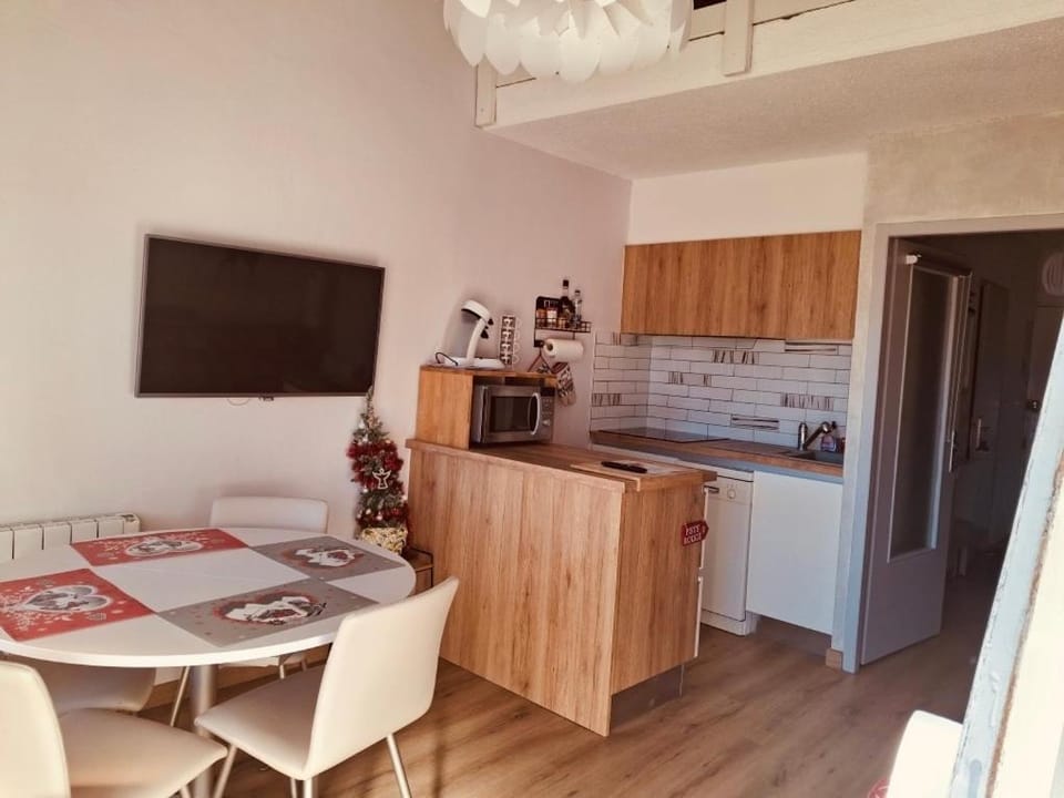 Kitchen or kitchenette, Dining area, oven, stove