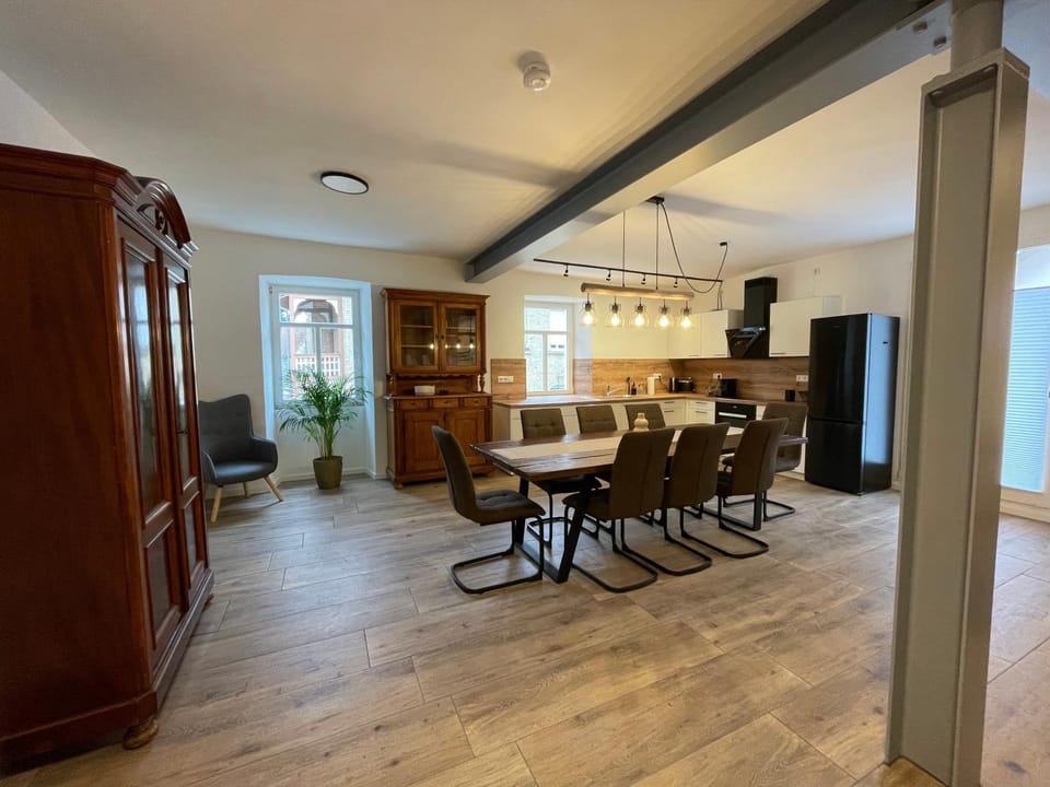 Coffee/tea facilities, Kitchen or kitchenette, Seating area, Dining area