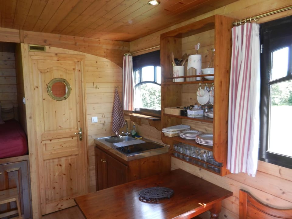 Kitchen or kitchenette, Breakfast