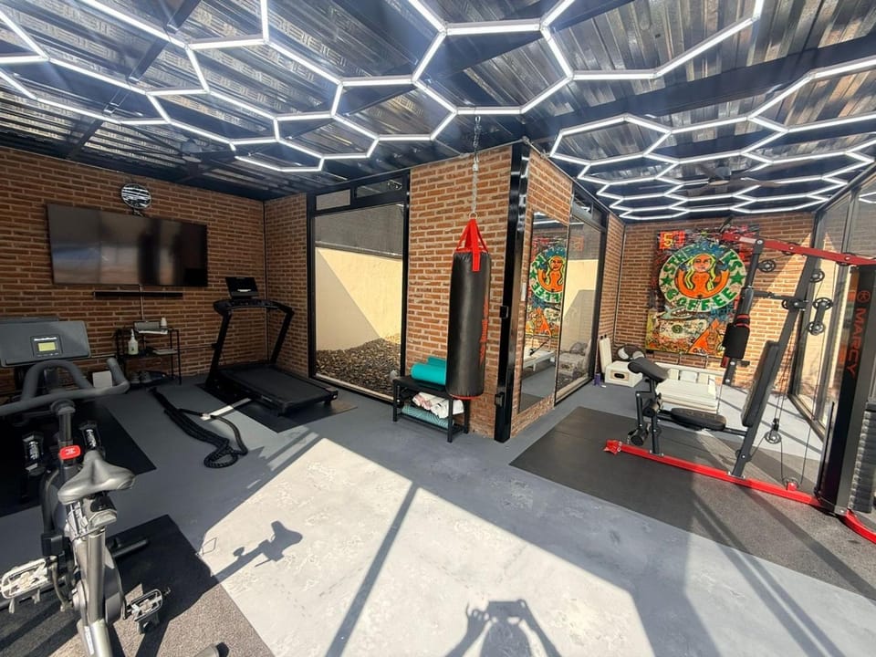 Luxurious 3 Bedroom in Ajijic-Sleeps 6-Private Gym-Pickleball Court-Golf Cart House in Chapala