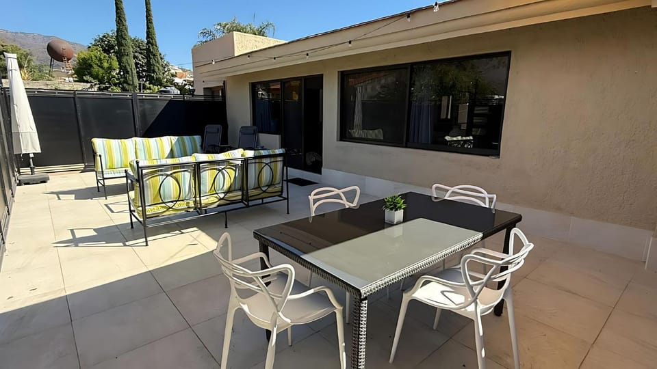 Luxurious 3 Bedroom in Ajijic - Sleeps 6 - Private Gym - Pickleball court - House in Chapala
